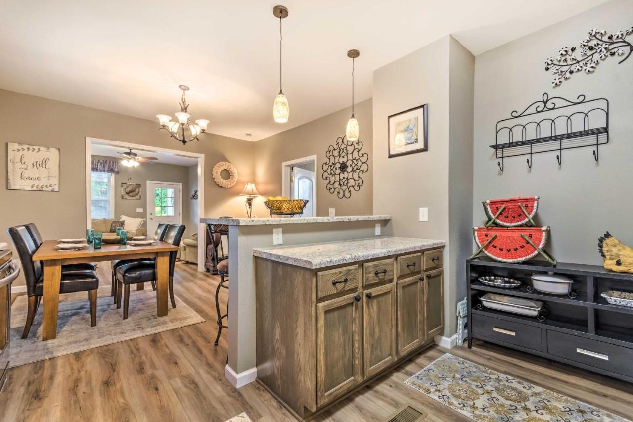 Remodeled Downtown Hot Springs Home With Porch Exterior foto